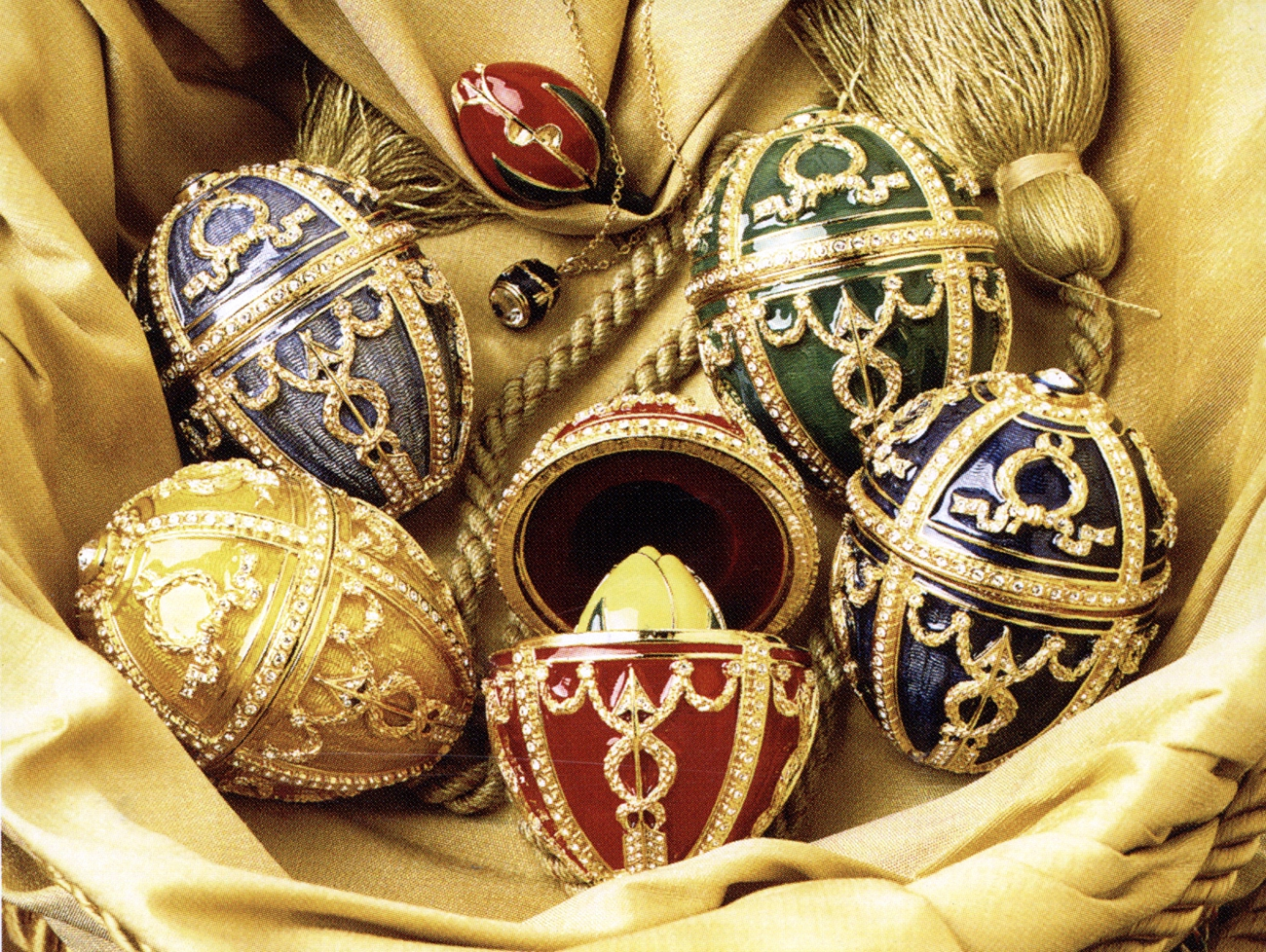 Яйцо "Бутон розы" FABERGE