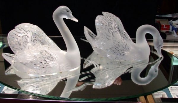 Два лебедя на зеркале Lalique