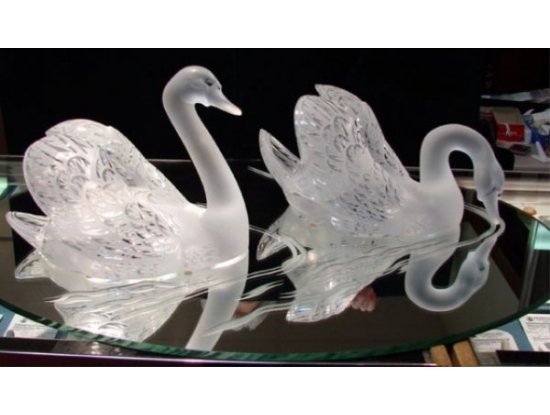 Два лебедя на зеркале Lalique