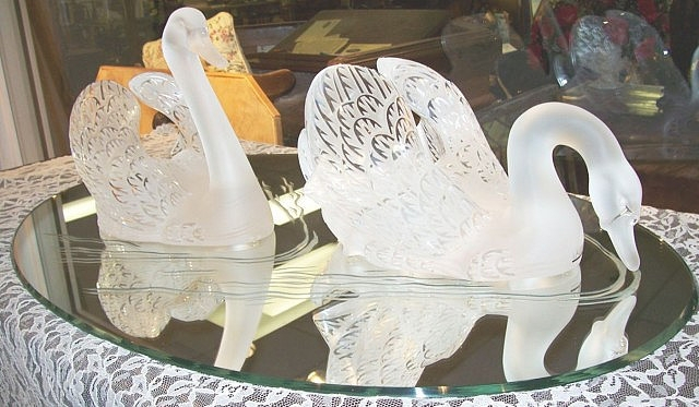 Два лебедя на зеркале Lalique