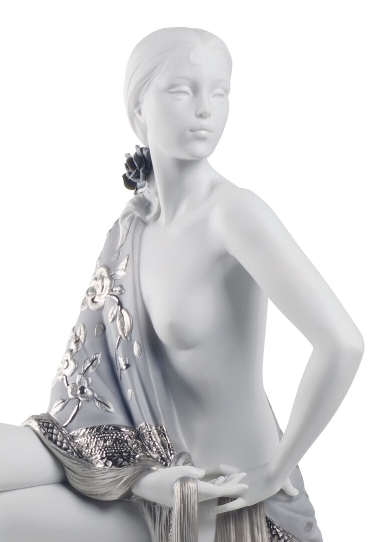Статуэтка "Девушка с шалью" Lladro