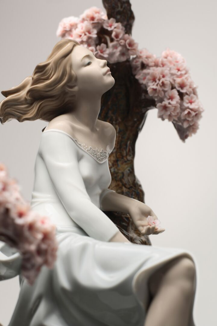 Статуэтка "Сладкий аромат юности" Lladro