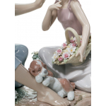 Статуэтка "Хороша, как цветок" Lladro