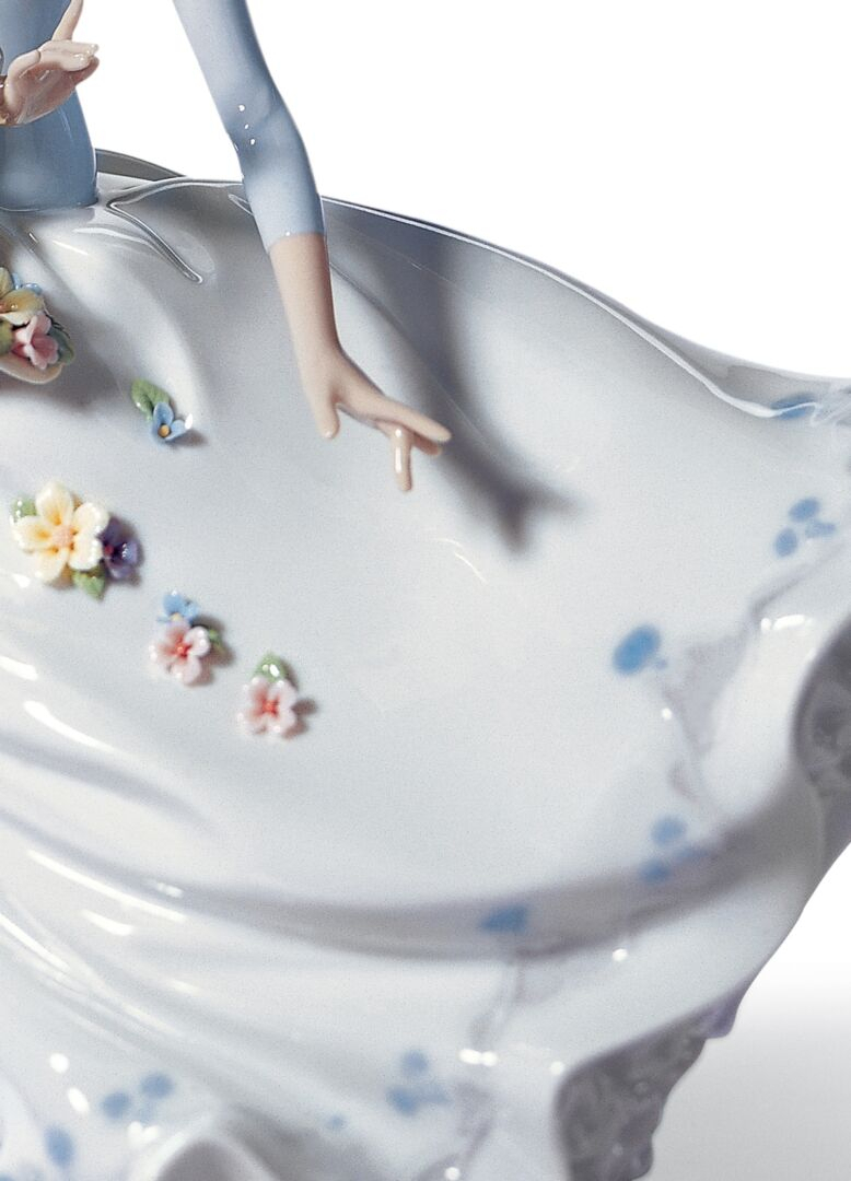 Статуэтка "Лепестки на ветру" Lladro
