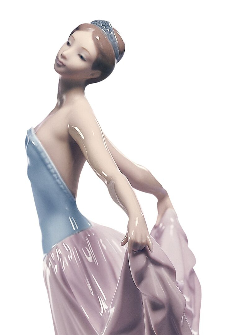 Статуэтка "Танцовщица на репетиции" Lladro
