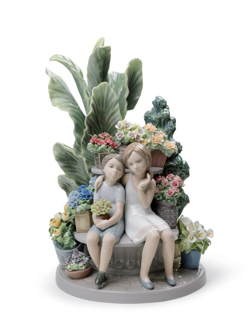 Статуэтка "Секретничая в парке" Lladro