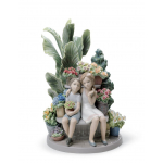Статуэтка "Секретничая в парке" Lladro