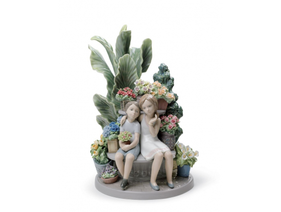 Статуэтка "Секретничая в парке" Lladro