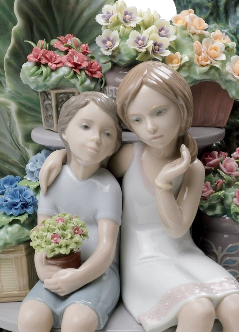 Статуэтка "Секретничая в парке" Lladro