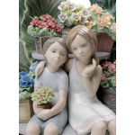 Статуэтка "Секретничая в парке" Lladro