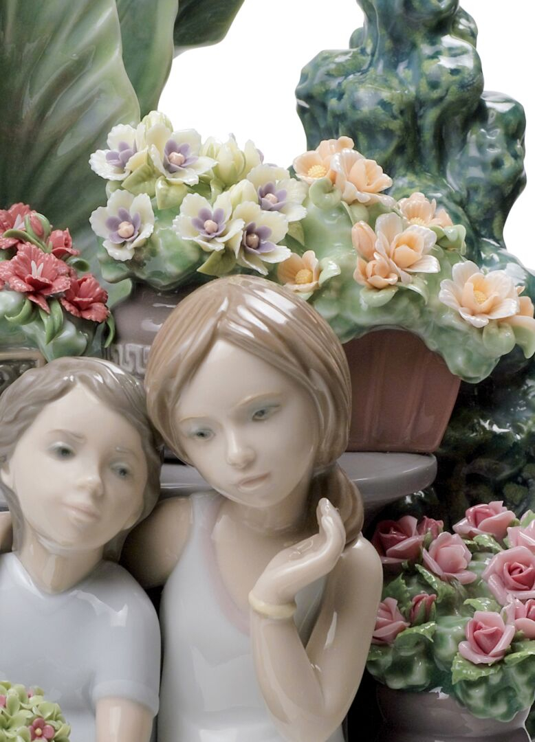 Статуэтка "Секретничая в парке" Lladro