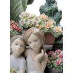 Статуэтка "Секретничая в парке" Lladro