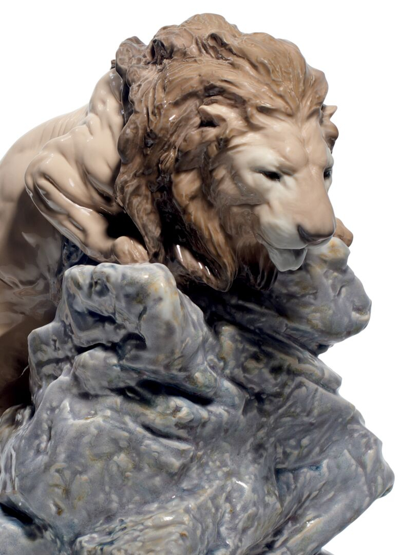 Статуэтка "Притаившийся лев" Lladro
