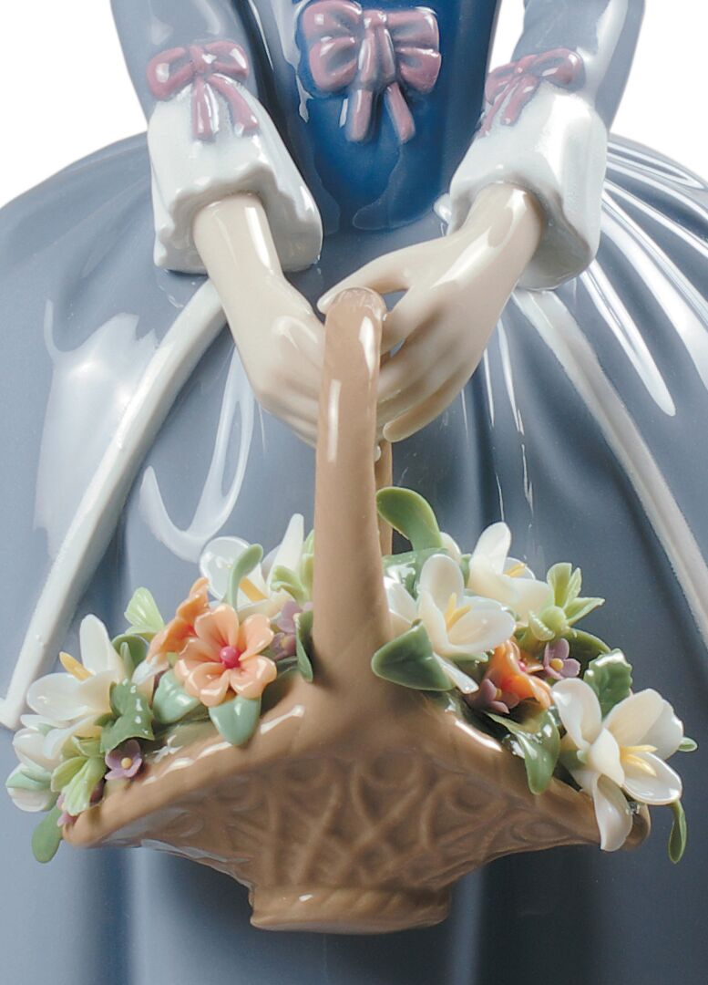 Статуэтка "Первые цветы" Lladro