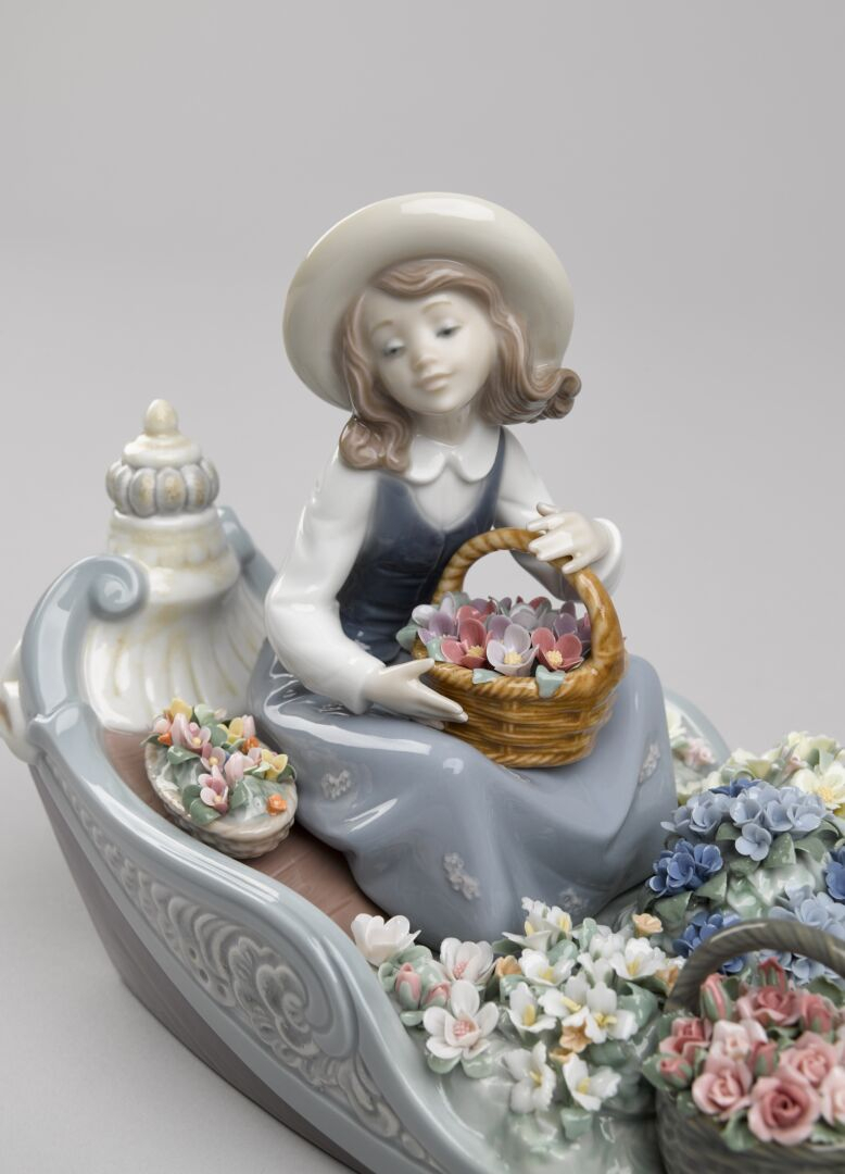Статуэтка "Цветочницы в лодке" Lladro