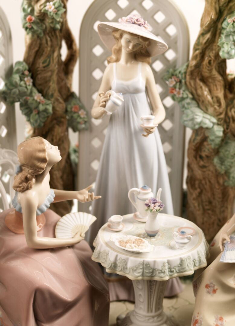 Статуэтка "Чаепитие в саду" Lladro