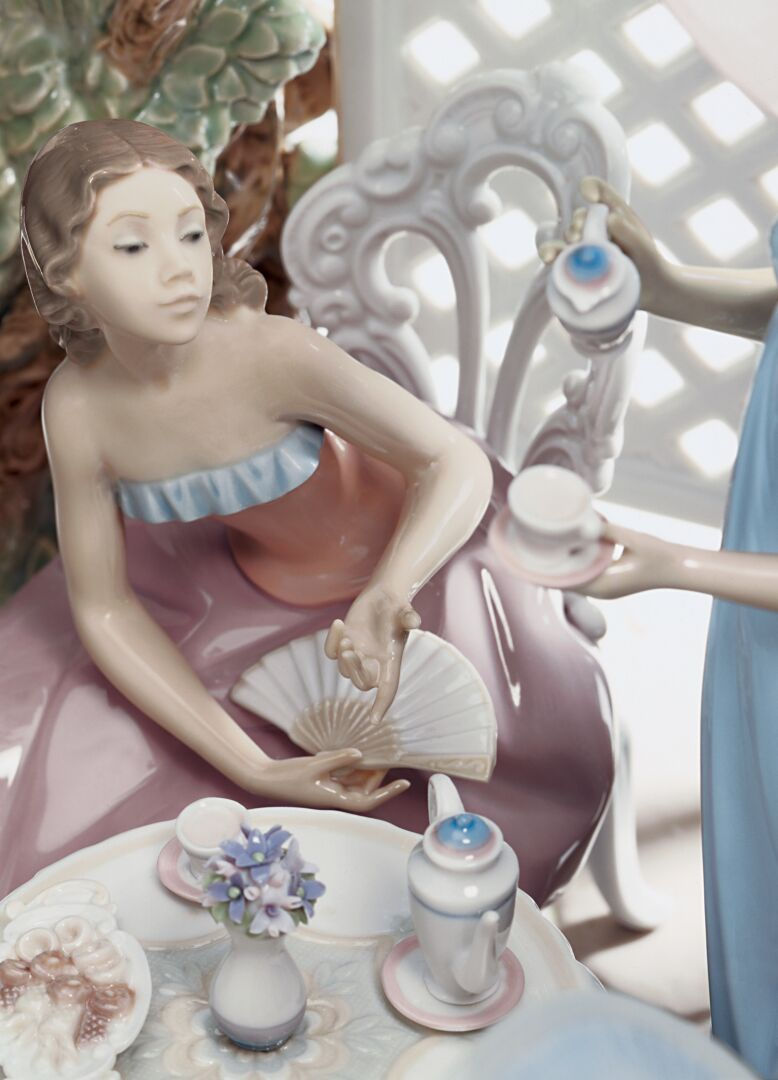 Статуэтка "Чаепитие в саду" Lladro