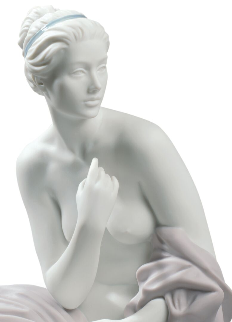 Статуэтка "Сидящая купальщица" Lladro