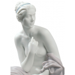 Статуэтка "Сидящая купальщица" Lladro