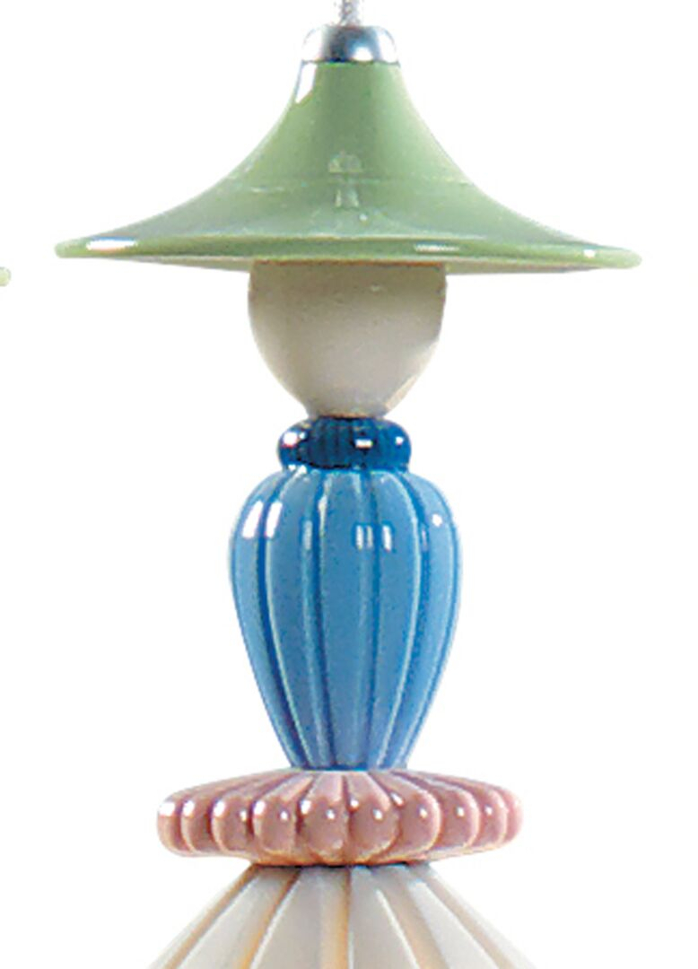 Люстра "Мадмуазель делясь секретами" Lladro