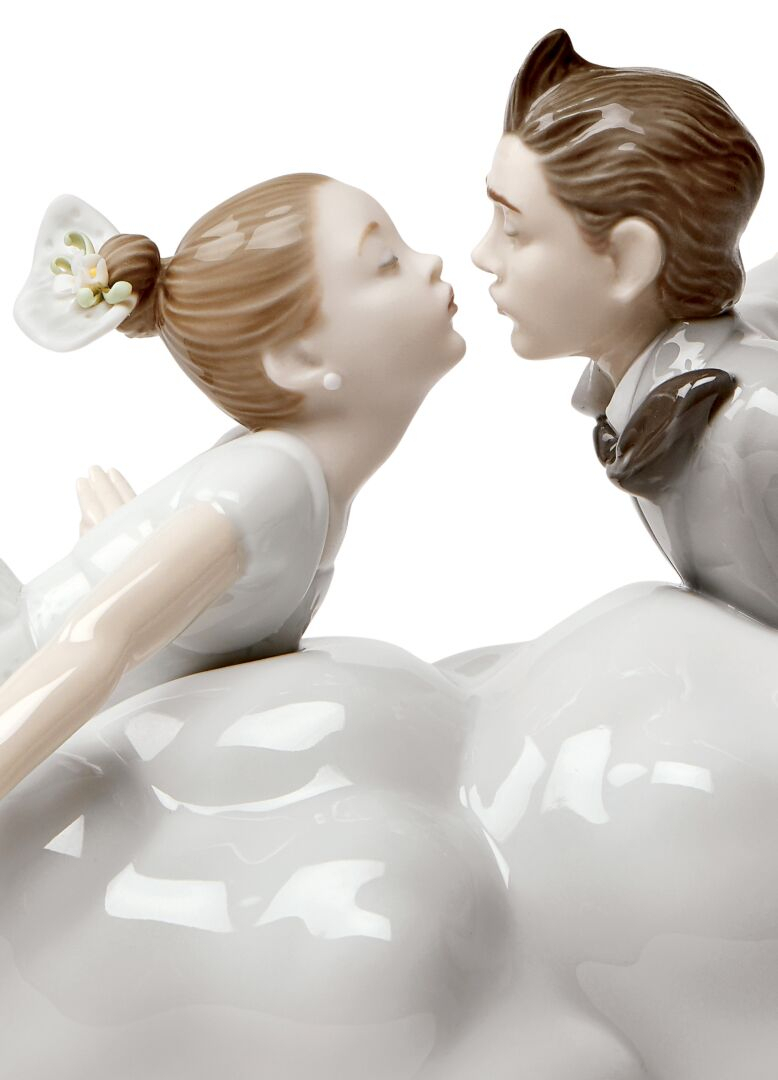 Статуэтка "Любовь витает в воздухе" Lladro
