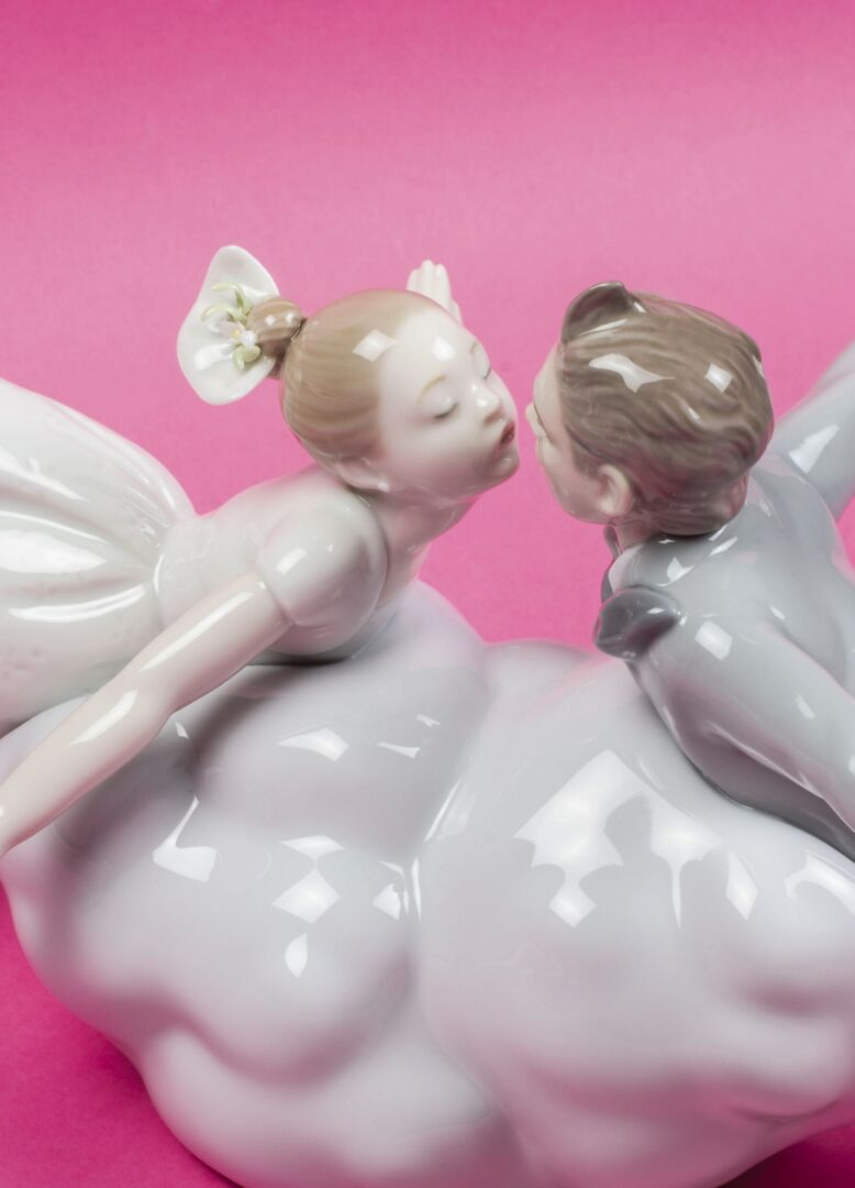Статуэтка "Любовь витает в воздухе" Lladro