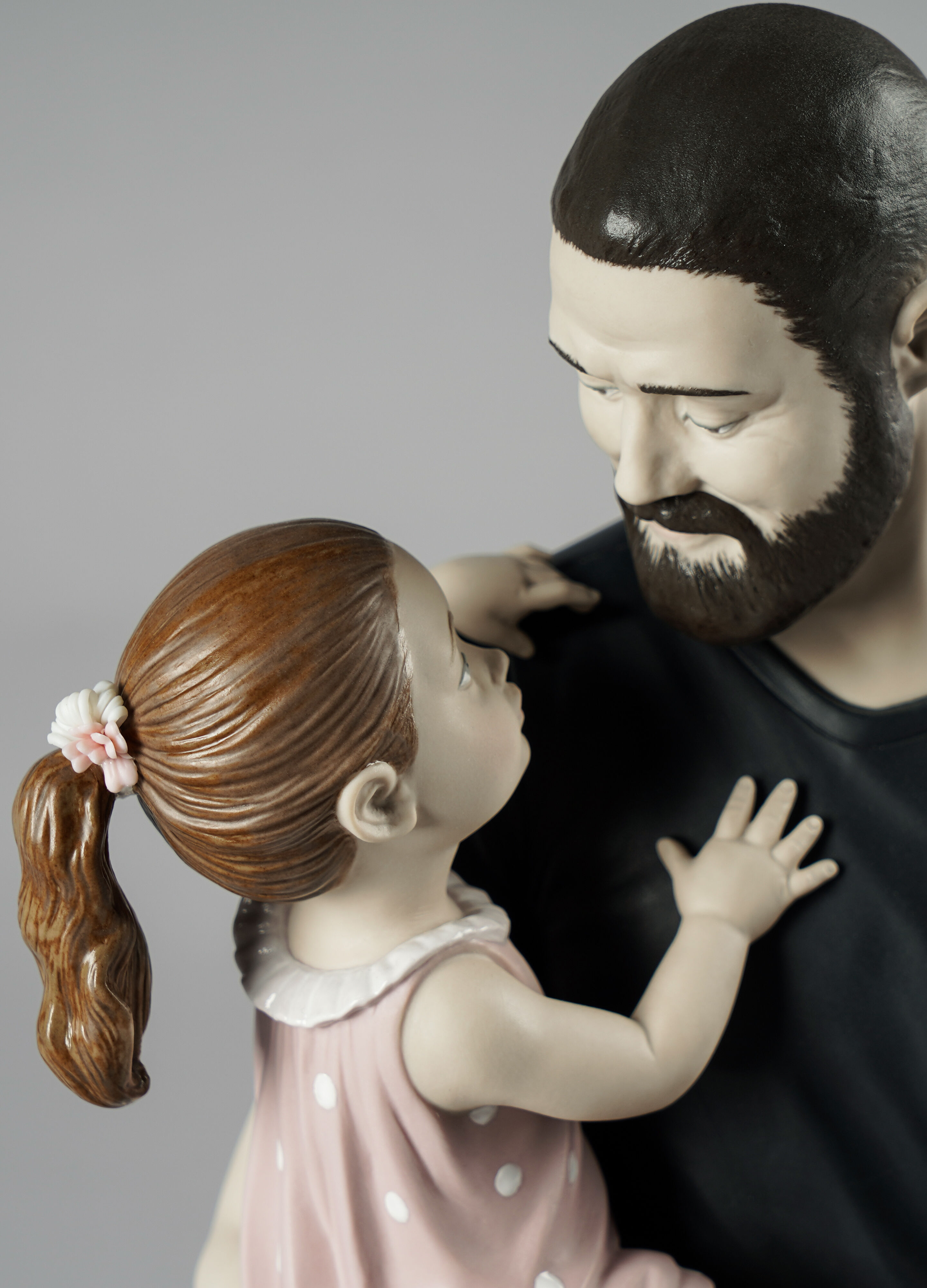 Статуэтка "Ребенок в руках папы" Lladro