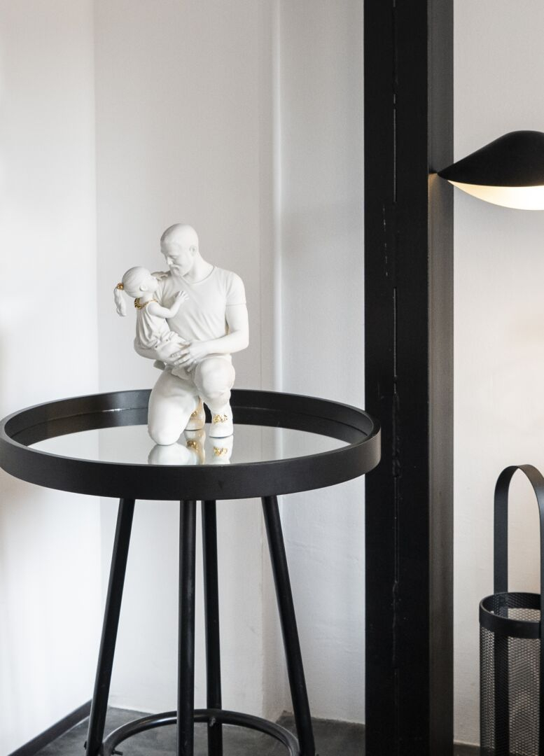 Статуэтка "Ребенок в руках папы" Lladro