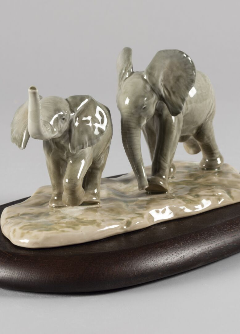 Статуэтка "Слоны, следуя по пути" Lladro