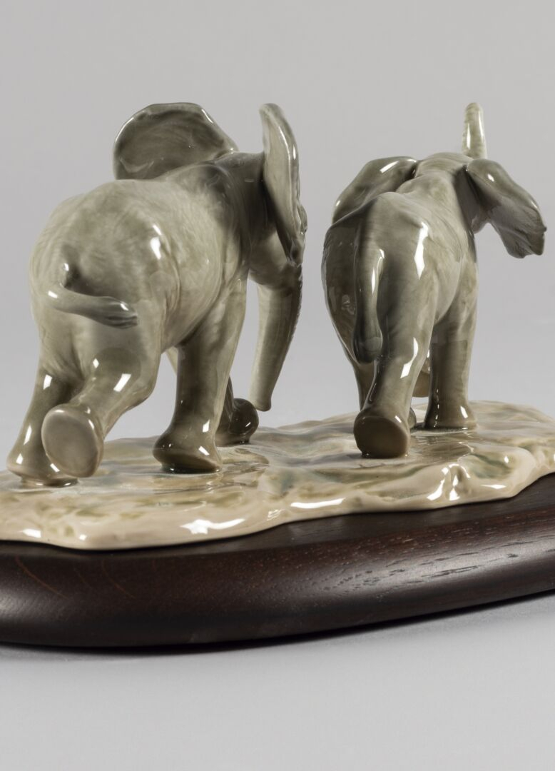 Статуэтка "Слоны, следуя по пути" Lladro