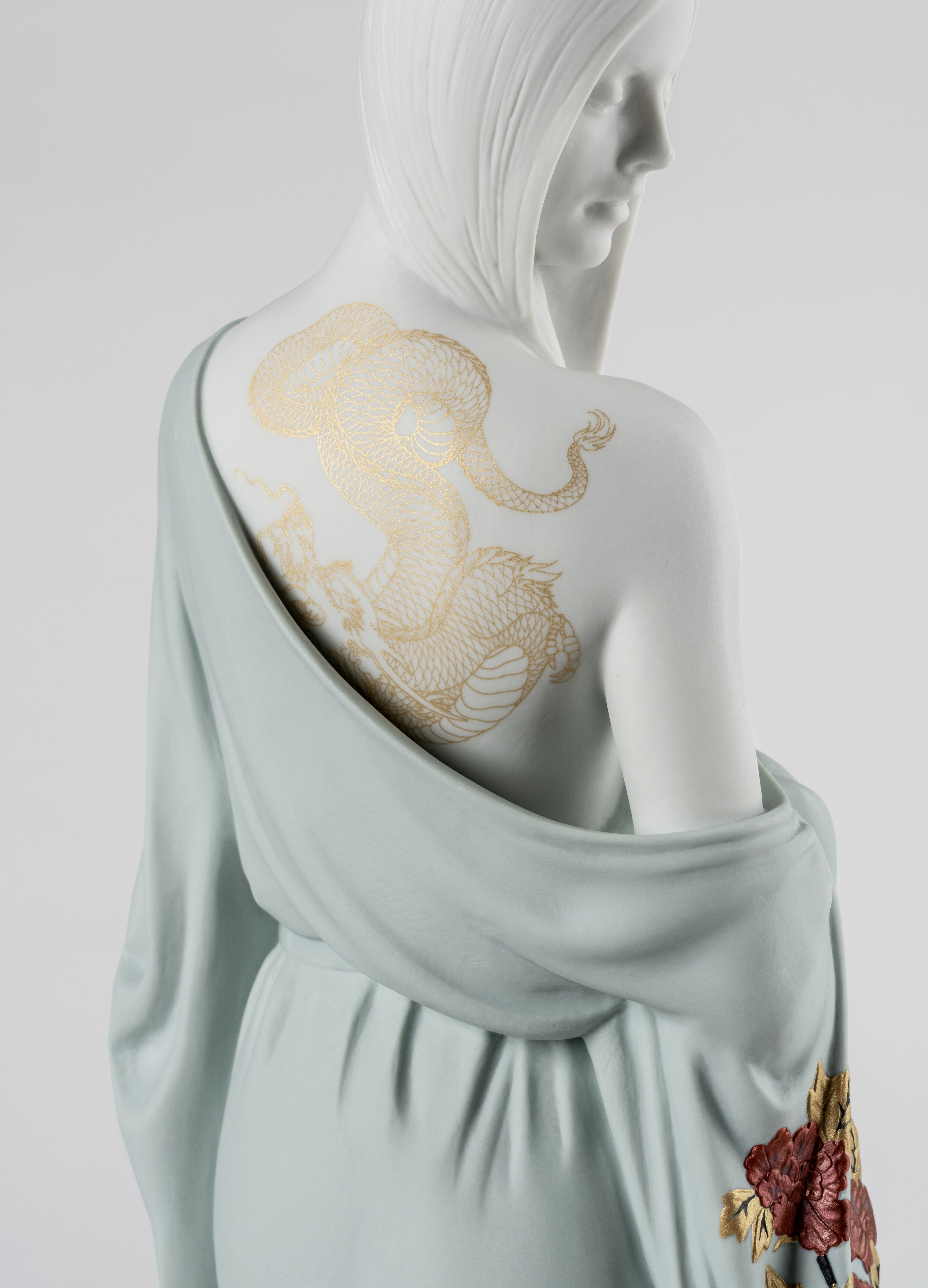 Статуэтка "Девушка с татуировкой дракона" Lladro