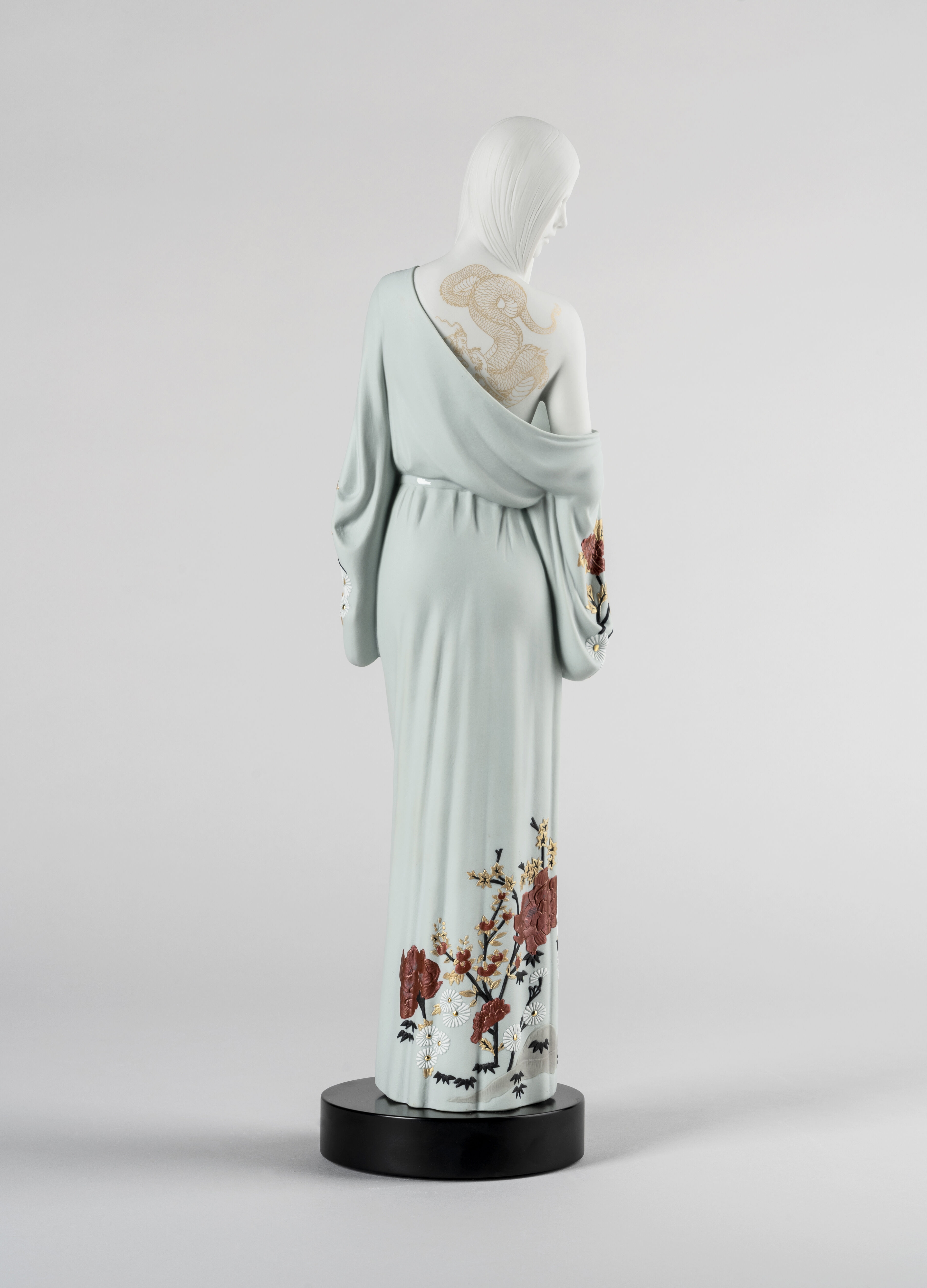 Статуэтка "Девушка с татуировкой дракона" Lladro