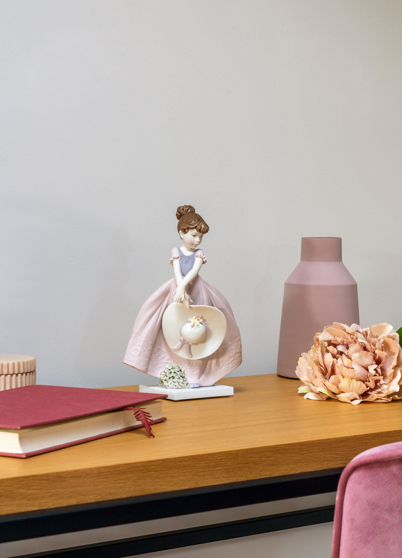 Статуэтка "Соломенная шляпа на ветру" Lladro