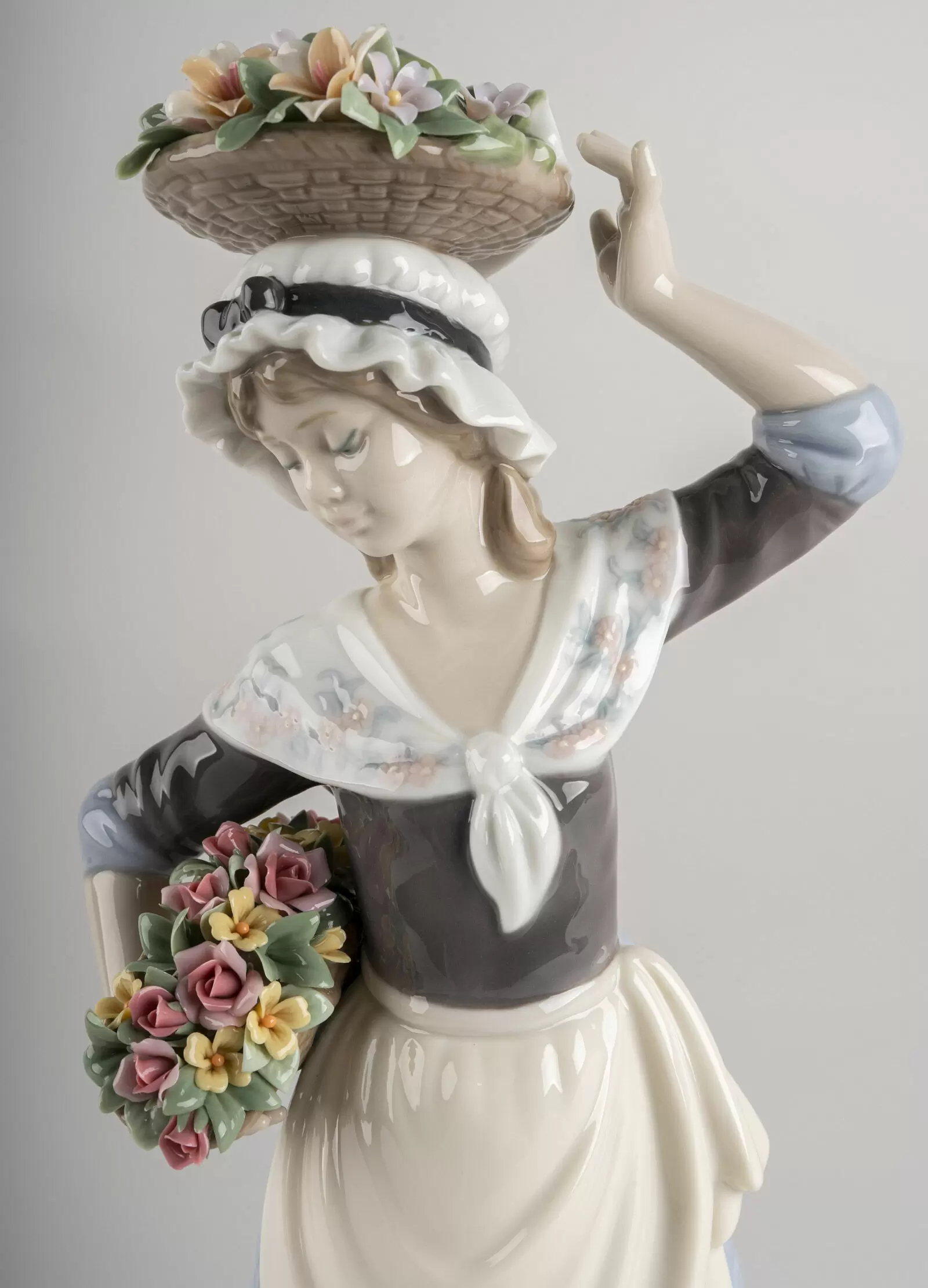 Статуэтка "Женщина собирает цветы" Lladro