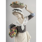Статуэтка "Женщина собирает цветы" Lladro
