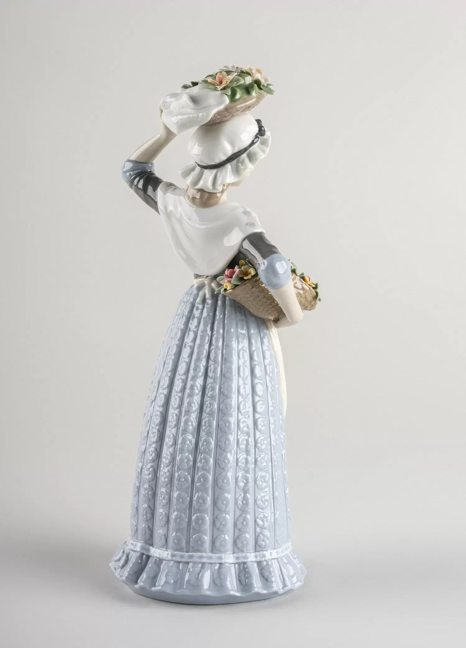 Статуэтка "Женщина собирает цветы" Lladro