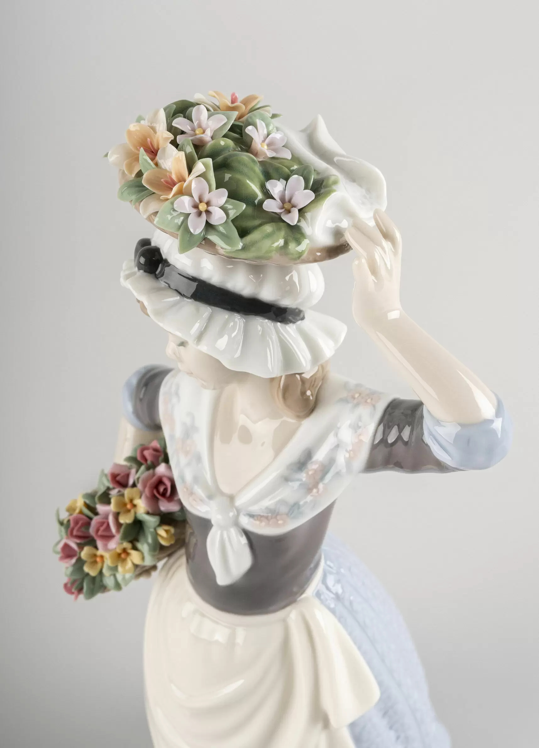 Статуэтка "Женщина собирает цветы" Lladro