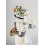 Статуэтка "Женщина собирает цветы" Lladro