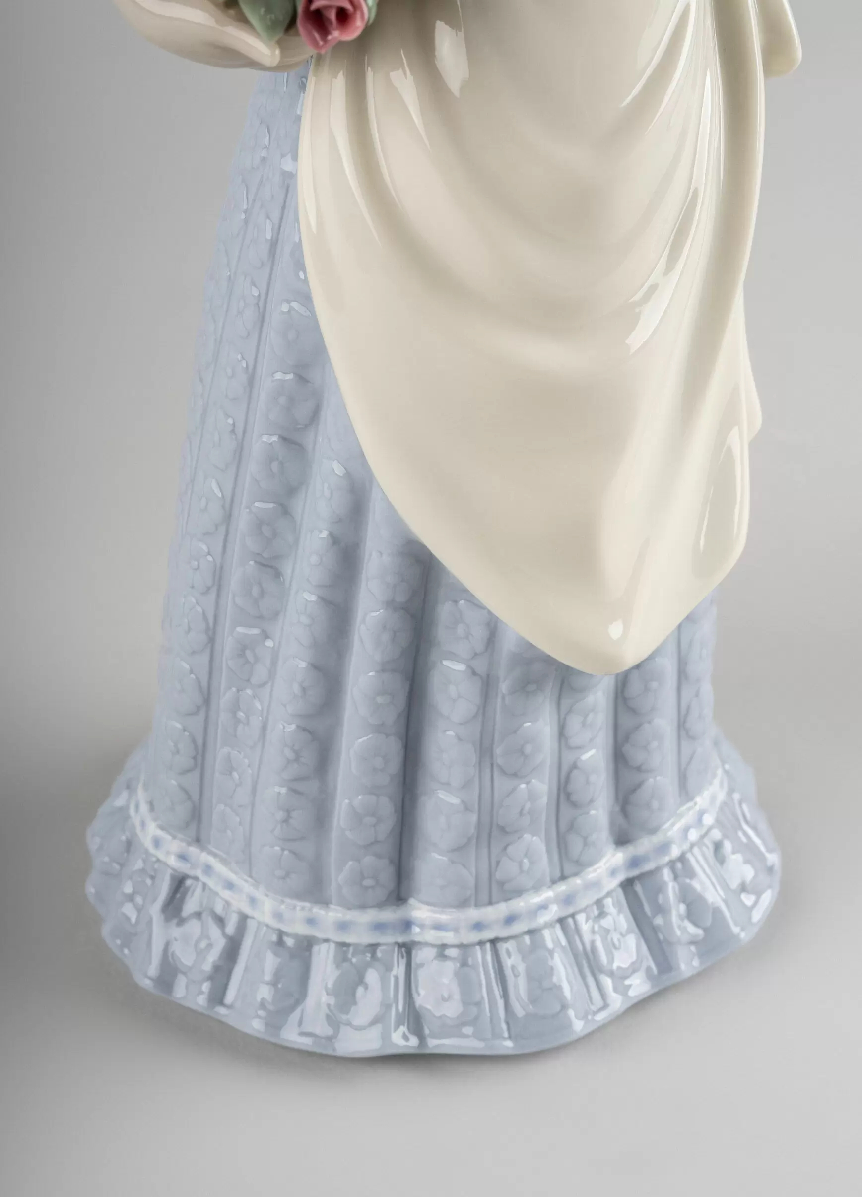 Статуэтка "Женщина собирает цветы" Lladro