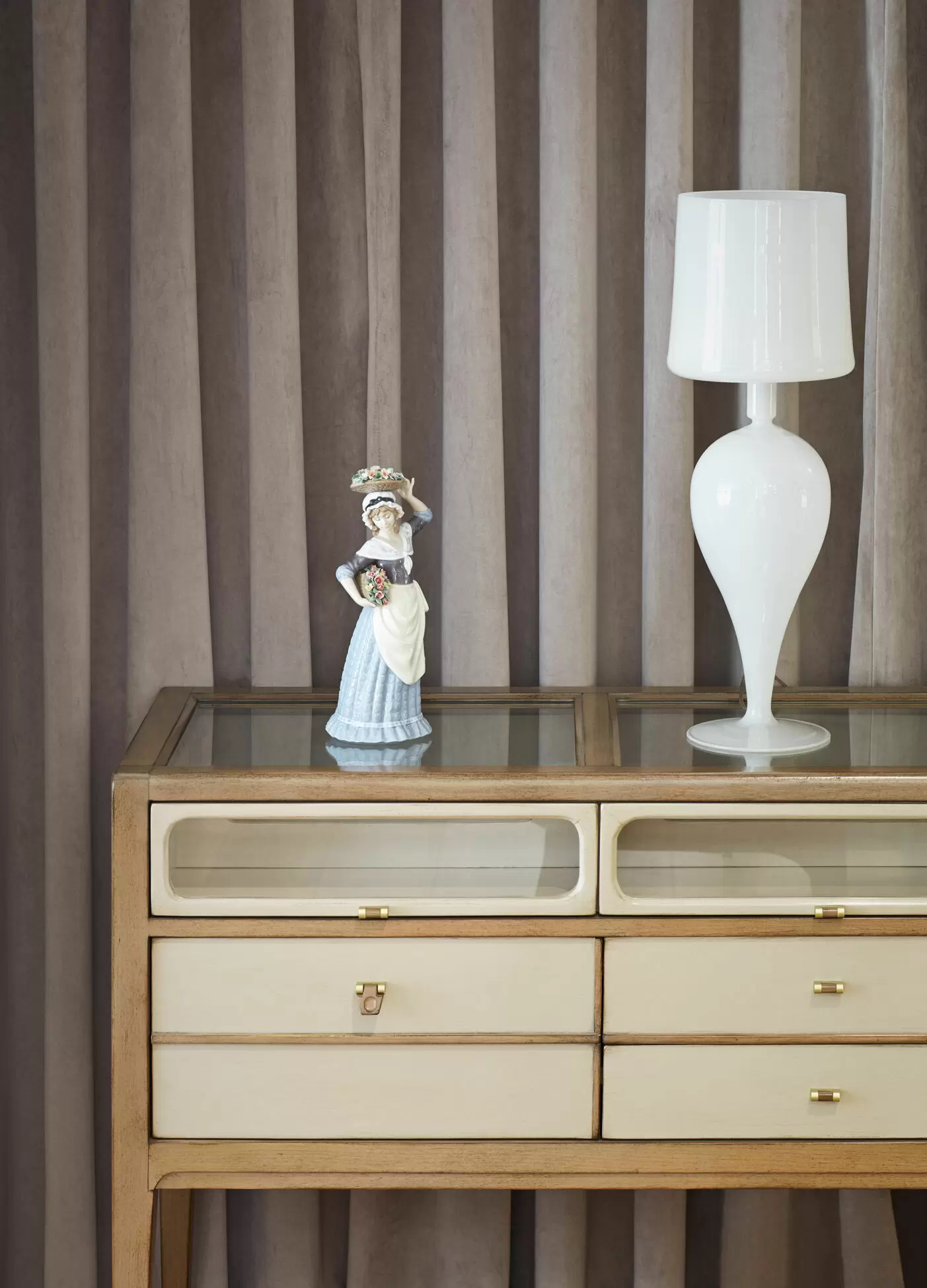Статуэтка "Женщина собирает цветы" Lladro