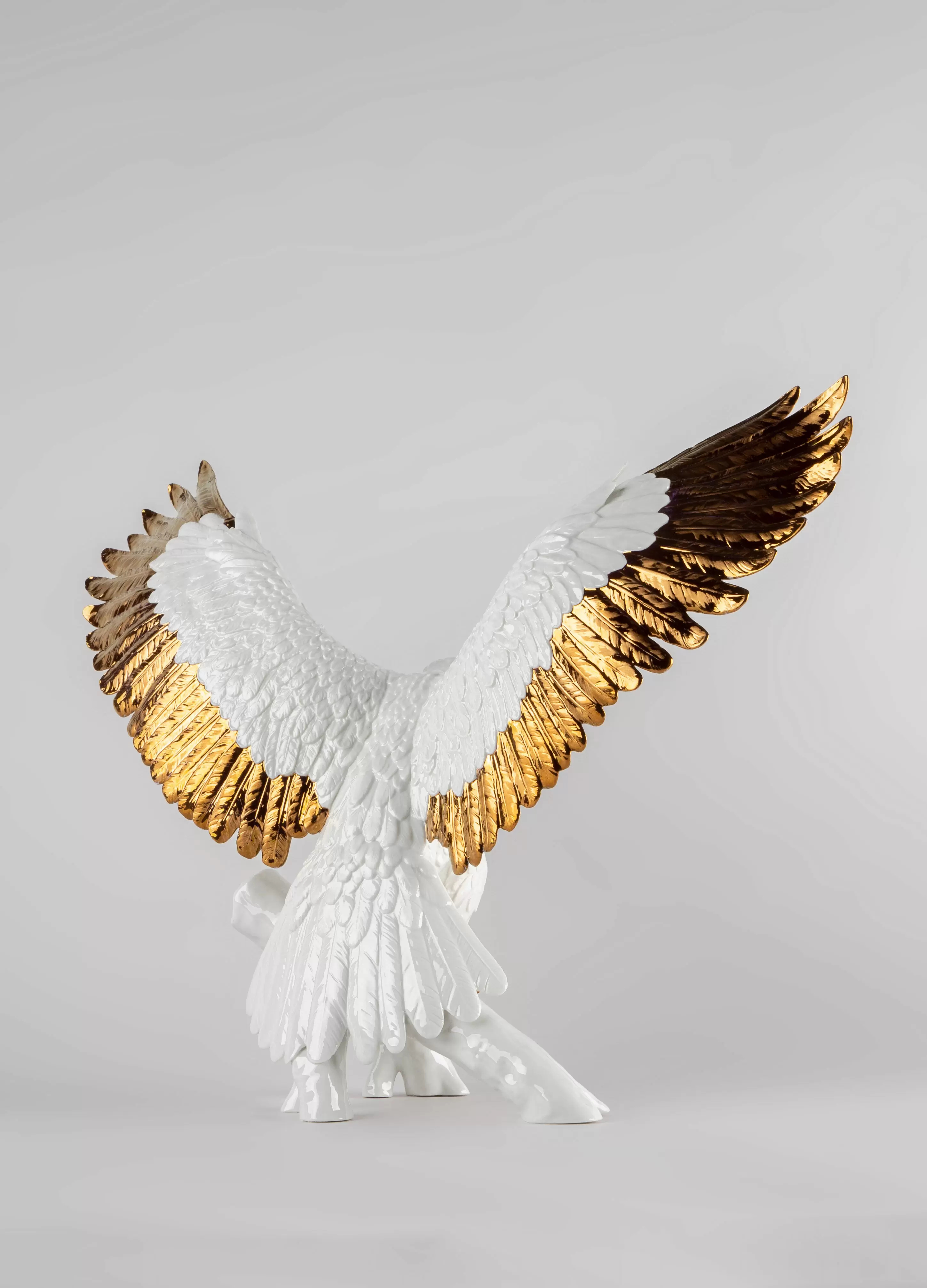 Статуэтка "Орёл" бело-золотой Lladro