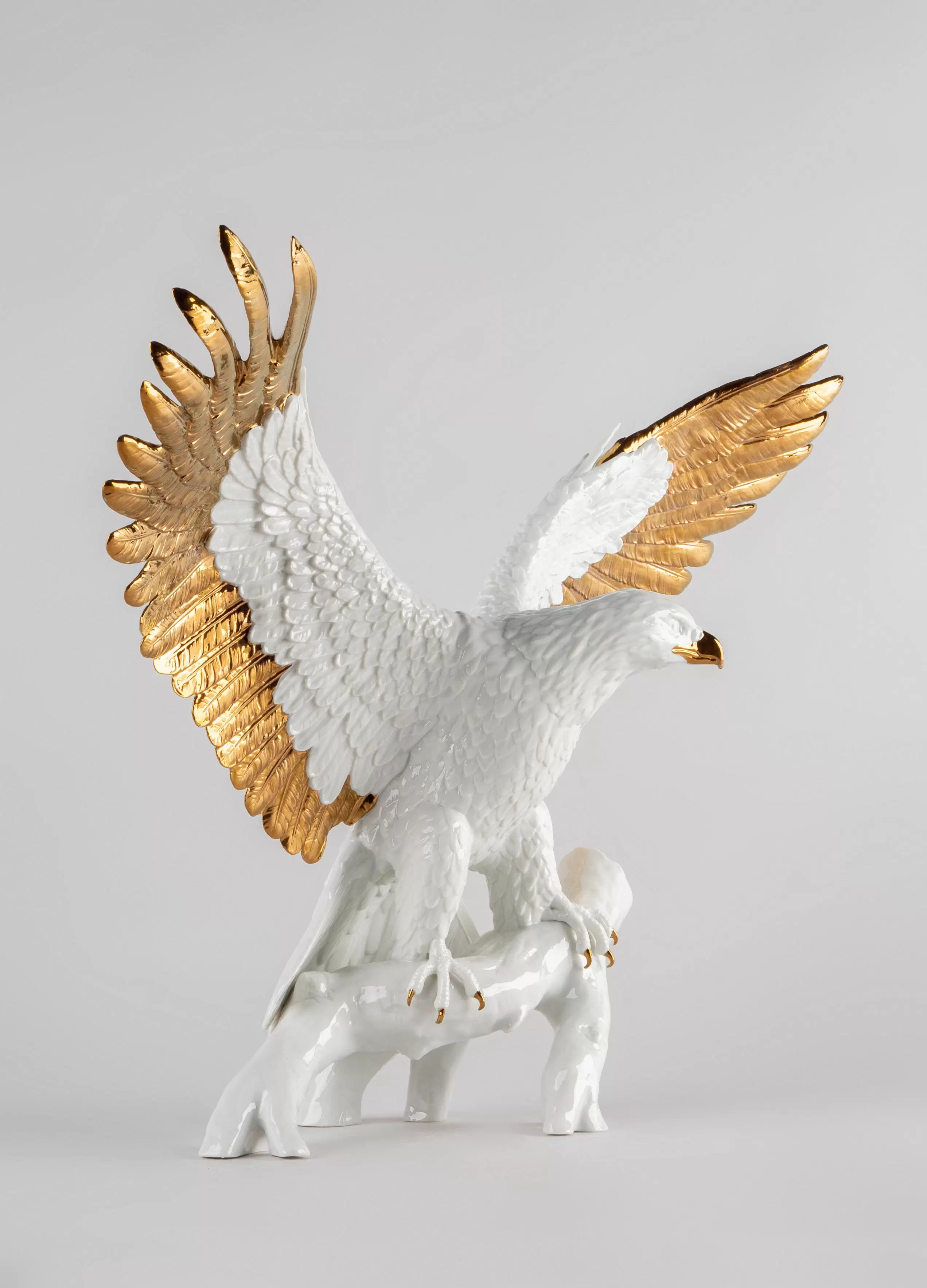 Статуэтка "Орёл" бело-золотой Lladro