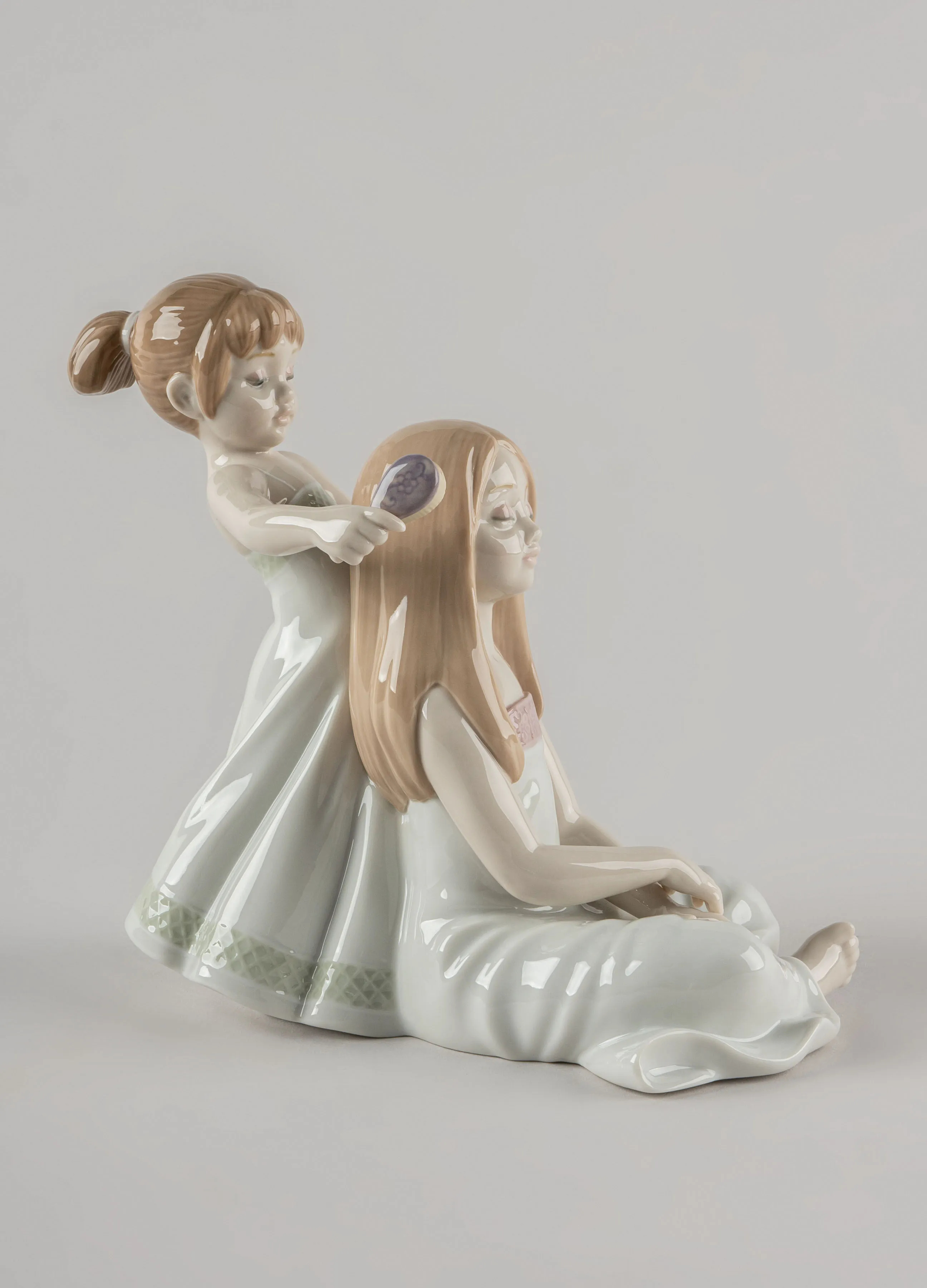 Статуэтка "Расчесывание волос" Lladro
