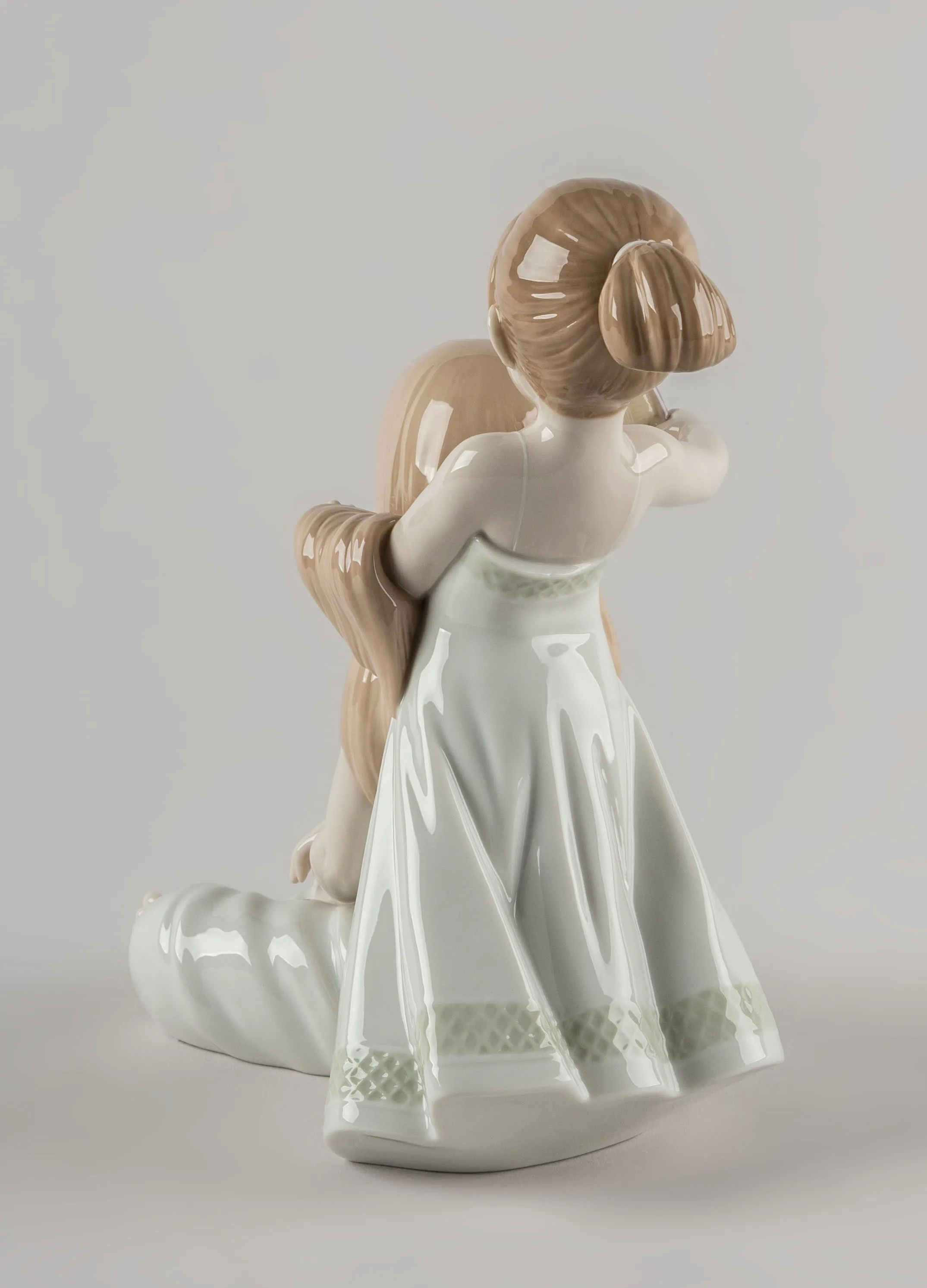 Статуэтка "Расчесывание волос" Lladro