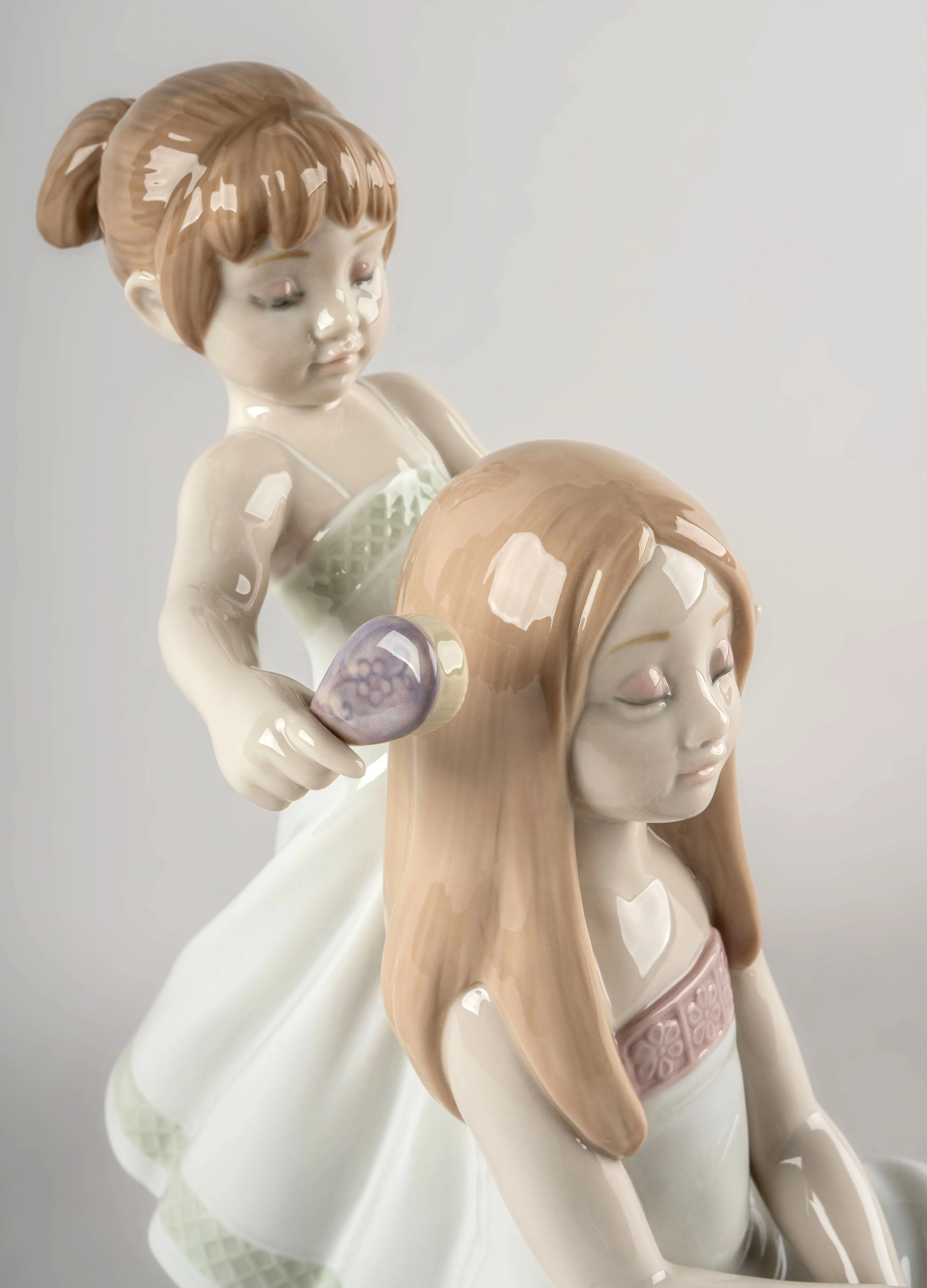 Статуэтка "Расчесывание волос" Lladro