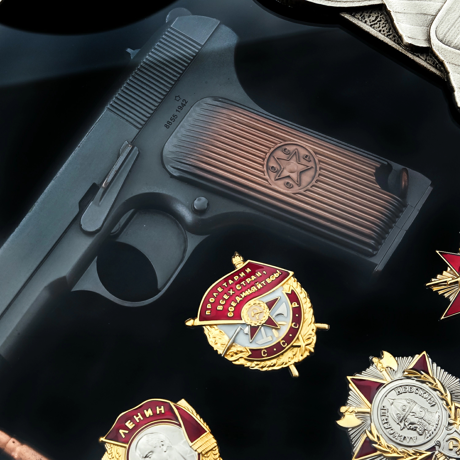 Панно «Пистолет ТТ с наградами СССР»