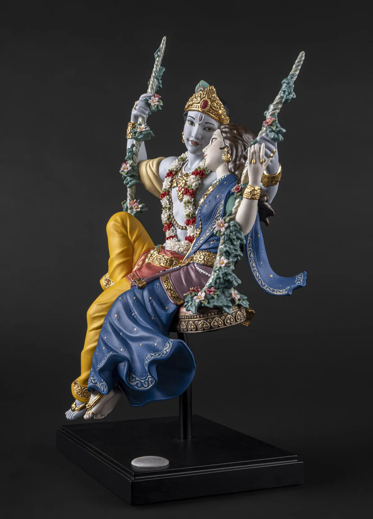 Статуэтка "Радхи Кришны на качелях" Lladro