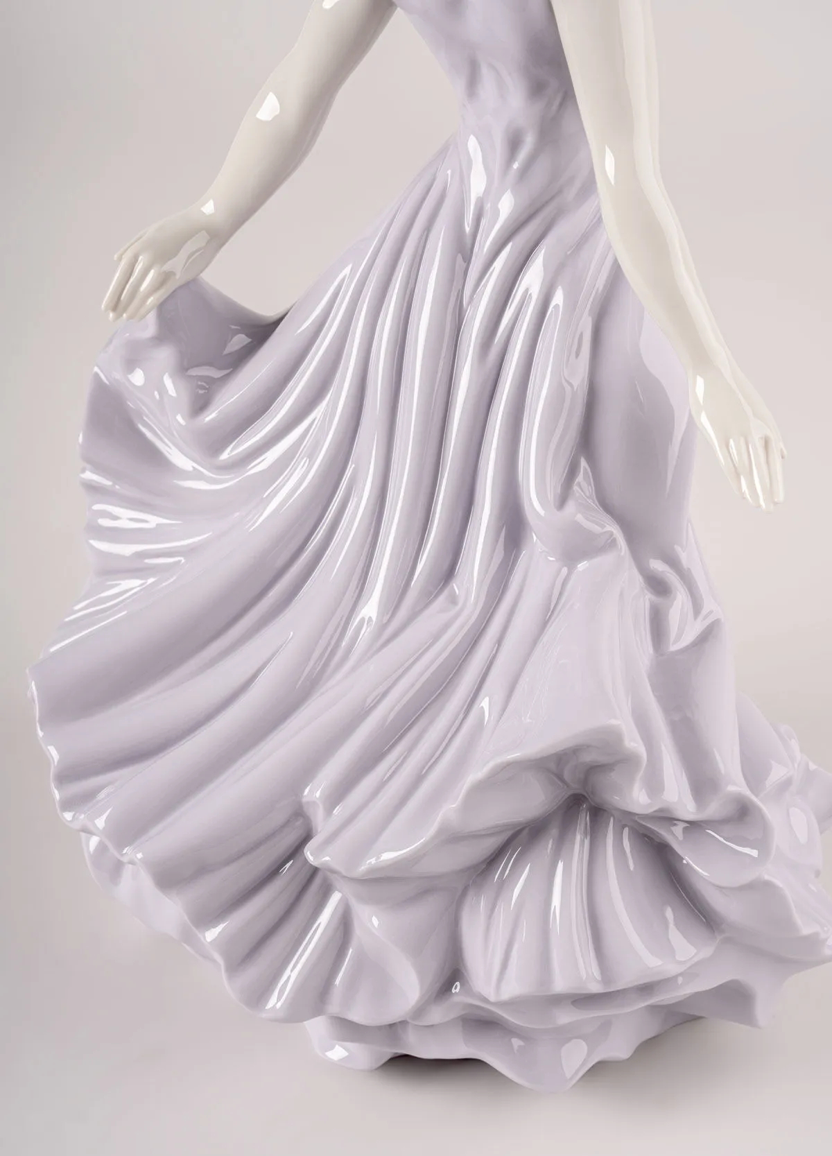 Статуэтка "Танцующая на ветру" Lladro